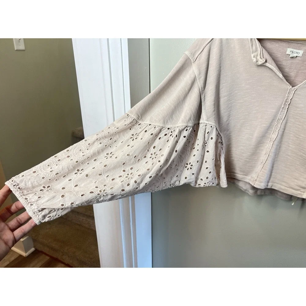 Pilcro Anthropologie Beige Batwing Boho Eyelet Cropped Sweatshirt Top Size Small